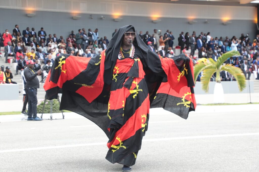 Desfile civil conta história de Angola antes e depois da Independência