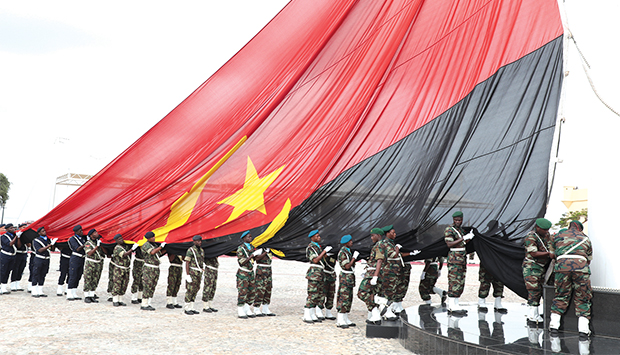 Hasteada a Bandeira Monumento em honra aos Heróis da Liberdade